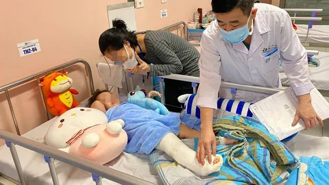 Bé gái rơi từ tầng 12A xuống đất đã hồi phục tích cực