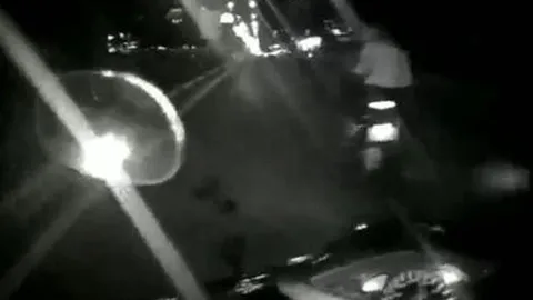 Clip nóng: 2 thanh niên lạng lách, ném ớt bột khiêu khích CSGT