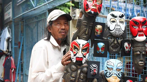 Người đàn ông 30 năm bán mặt nạ thế nhân trên 'gánh hát xe đạp' giữa phố Sài Gòn