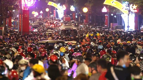 Biển người hò reo với những màn pháo hoa mãn nhãn nhân dịp giỗ Tổ Hùng Vương