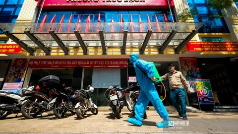 Hà Nội: Phun khử khuẩn phòng dịch Covid-19 tại các điểm bầu cử