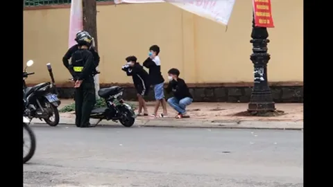 3 học sinh vi phạm giao thông bị phạt ‘thụt dầu’, cộng đồng mạng khen cảnh sát phạt quá hay