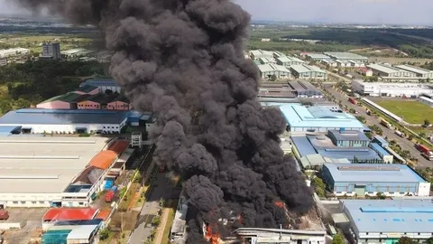 Video: Đám cháy khinh hoàng ở Công ty Ariang Chemical Co Đồng Nai