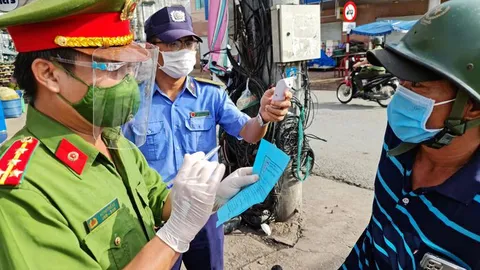 Ngày đầu thực hiện giãn cách xã hội ở nhiều tỉnh, thành miền Nam