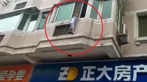Video: Bé trai rơi khỏi cửa sổ chung cư, 12 người hợp sức giăng rèm giải cứu