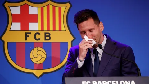 Messi bật khóc trong buổi họp báo chia tay Barca và chưa có quyết định cho tương lai