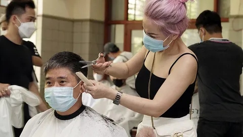 Xúc động: Gần 500 cán bộ, y bác sĩ Bệnh viện Bạch Mai được nhóm tình nguyện cắt tóc gọn gàng, sẵn sàng chống dịch