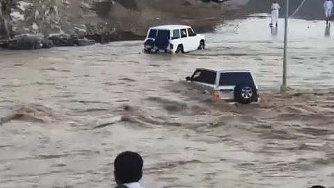 2 chiếc ôtô dùng dây thừng kéo nhau qua dòng lũ chảy xiết khiến nhiều người xem thót tim
