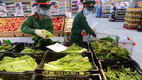Ngày đầu tiên đi chợ giúp dân, nhiều chiến sĩ có chút bỡ ngỡ nhưng đã thoàn thành tốt nhiệm vụ