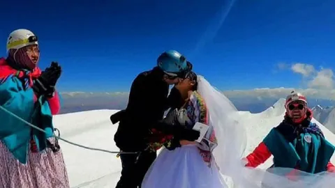 Video: Đám cưới độc đáo được tổ chứng trên đỉnh núi cao 6.400m