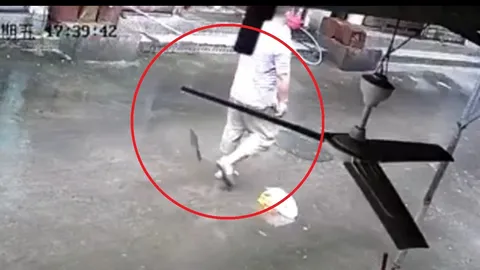 Video: Người đàn ông suýt bị dao chặt thịt rơi trúng đầu khi đi bộ trên đường