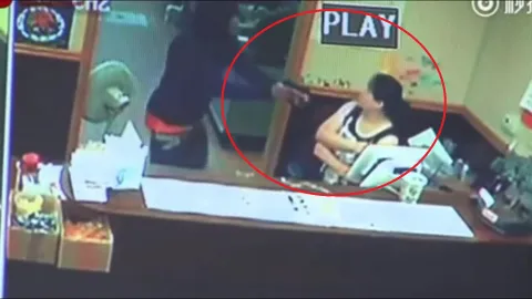 Tưởng súng giả, người phụ nữ dùng tay không giật súng của tên cướp và cái kết bất ngờ