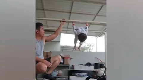 Chuyện lạ: Cậu bé 32 tháng tuổi gây choáng khi thể hiện khả năng đu xà như VĐV chuyên nghiệp