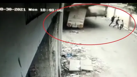 Cận cảnh: Màn thoát chết trong gang tấc của 3 người đàn ông khi bức tường 4 mét bất ngờ đổ sập
