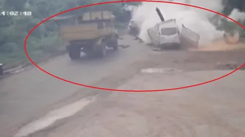 Clip: Xe chở bình oxy phát nổ kinh hoàng, 2 người đàn sống sót một cách khó tin