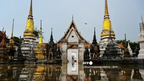 Thái Lan: Hơn 40 ngôi chùa Phật giáo cổ ngập trong lũ lụt tại thành phố lịch sử Ayutthaya