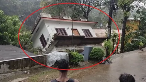 Rùng mình căn nhà 2 tầng bị lũ dữ cuốn trôi trong chớp mắt ở Ấn Độ