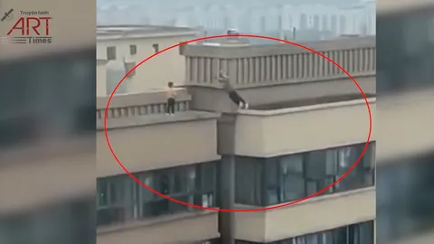 Thoát tim cảnh tượng 2 đứa trẻ nhảy qua nhảy lại trên nóc nhà cao 22 tầng