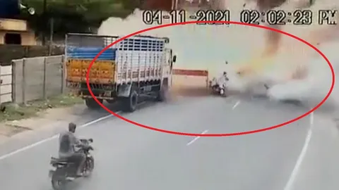 Clip: Xe máy bất ngờ phát nổ kinh hoàng khi đang di chuyển trên đường