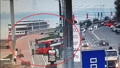 Video: Xe minibus mất lái lao lên vỉa hè, suýt đâm trúng người đi bộ chỉ vài cm