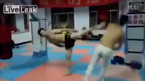 Video: Vào võ đường thách đấu cao thủ, môn đồ Túy quyền bị đánh bất tỉnh