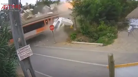 Cố vượt qua đường ray, xe tải bị tàu hỏa tông thành nhiều mảnh
