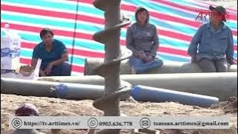 Chuẩn bị nhổ trụ bê tông khỏi lòng đất cứu bé trai 10 tuổi