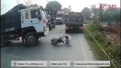 Có ý tốt nhặt của rơi, tài xế xe máy suýt mất mạng