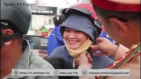 CSGT phát nước suối cho người dân chạy xe máy về quê ăn Tết