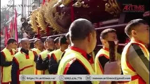 Trai làng Đồng Kỵ rước pháo nửa tấn