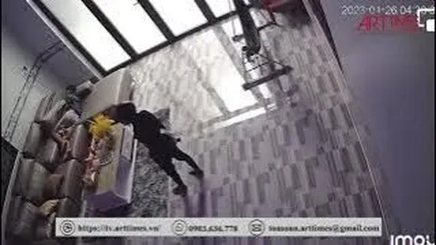 Hồi hộp theo dõi 3 tên trộm lượn quanh nhà, và phản ứng khôn ngoan của gia chủ