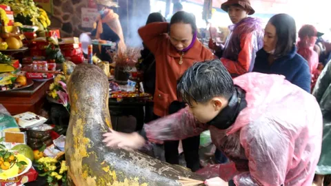 Người Việt đi lễ đầu năm: "Càng sờ, càng xoa tượng, càng nhiều lộc"?