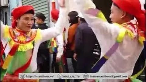 Những chàng trai Hà Nội mỗi năm giả gái một lần, "múa điệu lẳng lơ"