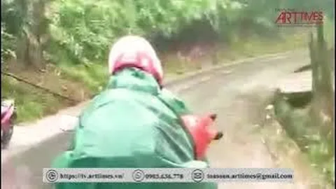 Xúc động cô giáo chở 2 con vượt 100km trong mưa gió trở lại trường sau Tết