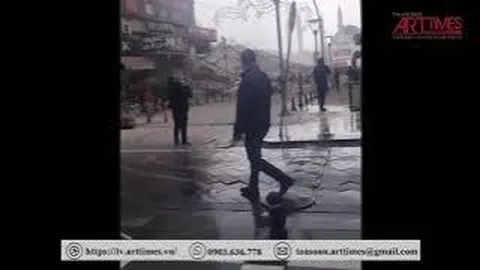 Video: Tòa nhà cao tầng ở Thổ Nhĩ Kỳ đổ sập sau trận động đất, ước tính hàng ngàn người tử vong