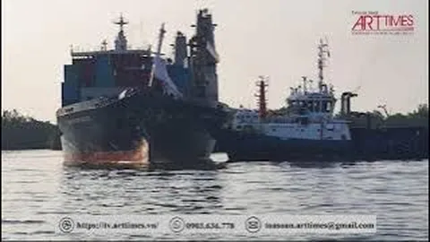 TPHCM: Hai tàu container tông nhau trên sông, hàng trăm người lao ra "hôi của"
