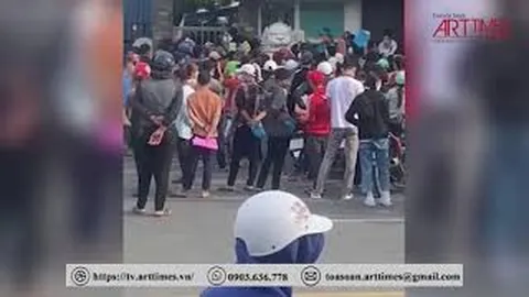 Hàng trăm người chen lấn, xô đẩy để nộp hồ sơ xin việc