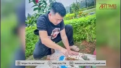 Khoảnh khắc bố cặm cụi trang trí ngôi mộ cho con gái nhỏ đã qua đời gây xúc động