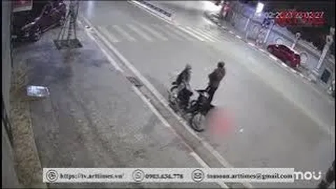 Clip: Cha ôm hôn con trai xong ra giữa đường c.hé.m nhau gây phẫn nộ