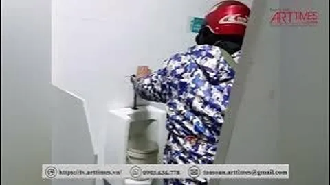 Kinh hoàng khi bắt quả tang người phụ nữ vào nhà WC Nam lấy nước để làm đồ ăn