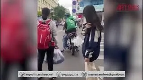 Xe ôm truyền thống ngăn cản xe công nghệ đón khách giữa trung tâm TPHCM