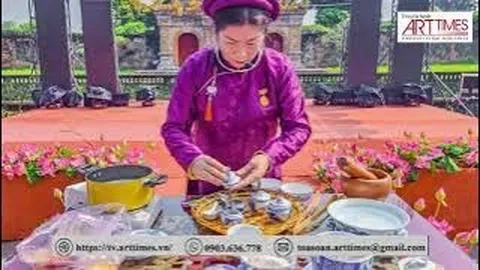Nữ du khách mặc áo dài Việt Nam được miễn vé tham quan di tích ở Huế trong ngày 8/3