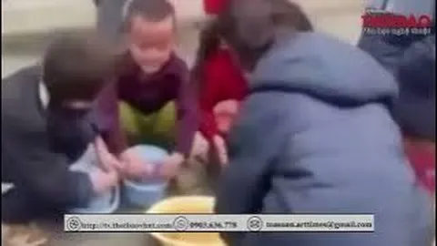 Xôn xao clip học sinh ngồi giữa sân trường ăn trưa: Công an mời Tiktoker lên làm việc