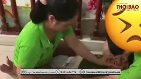 Bảo mẫu đè học sinh ra bón cơm bất chấp đứa trẻ ho, khóc sặc sụa