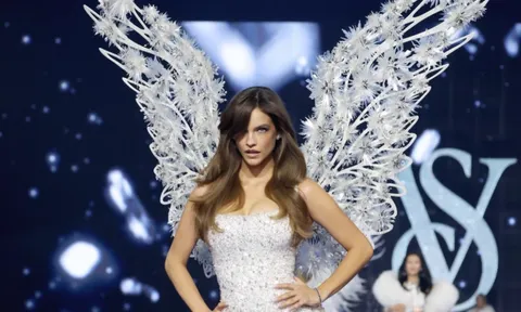 "Mẹ bỉm quyến rũ nhất hành tinh” gây sốt sàn diễn Victoria's Secret sau 6 tuần sinh con, chồng đứng bật dậy cổ vũ