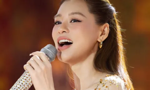 Nữ ca sĩ sinh năm 1989 từng đỗ thủ khoa, tuổi 37 đẹp quyến rũ, được đạo diễn nổi tiếng hơn 11 tuổi yêu say đắm
