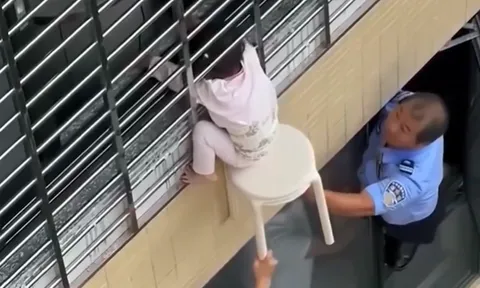 Mẹ ra ngoài mua thực phẩm, bé gái 3 tuổi mắc kẹt ngoài cửa sổ tầng 12, cảnh giải cứu khiến nhiều người thót tim