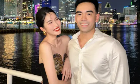 Á hậu Việt quay lén màn hình điện thoại chồng tiến sĩ khi đi xem ca nhạc, clip gần 1 triệu lượt xem