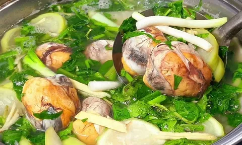 Trứng vịt lộn đừng chỉ luộc, đem nấu với loại quả bán đầy chợ được món ngon thơm nức, ngọt thanh