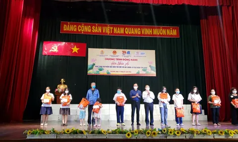 Quận Tân Bình: Trao 89 phần quà cho trẻ mồ côi do dịch Covid-19